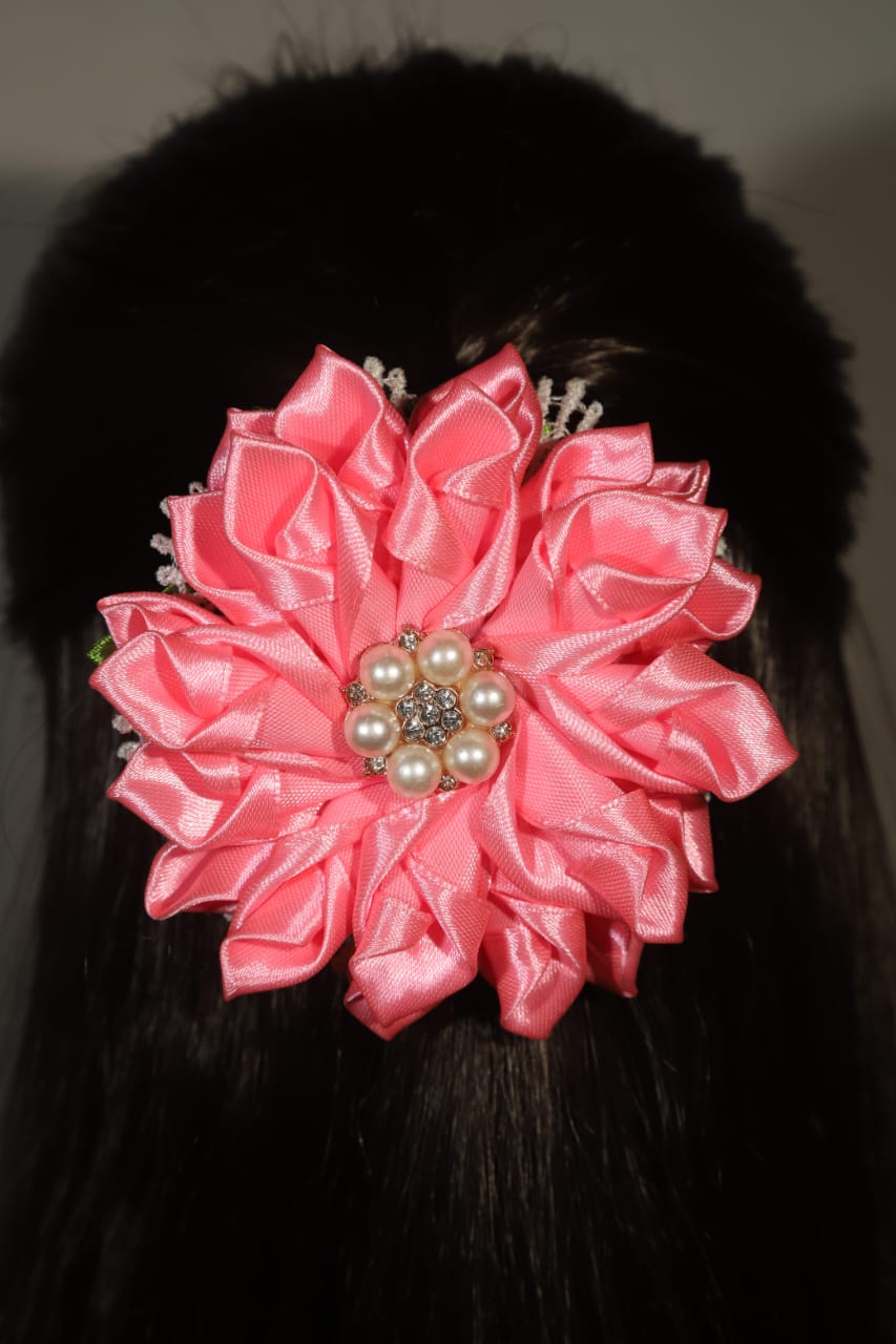 Grand Looking Shell Shaped Ribbon Hair Clip (Single Piece)